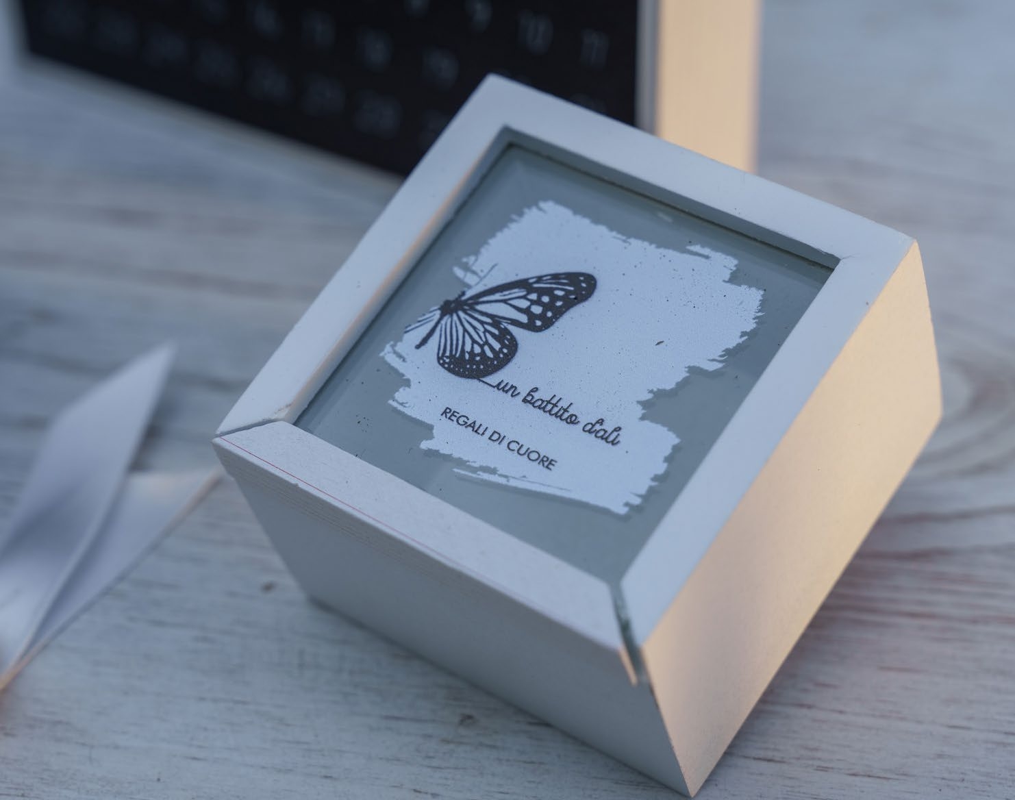 SACCHETTO CON TAG PLEXIGLASS BIANCO FARFALLA - BOMBONIERE SOLIDALI - PEZZI 10